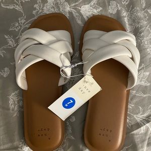 New Day size 7w summer sandals